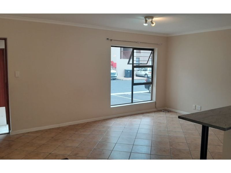 2 Bedroom Ground-Floor Apartment in Secure Colchester Park - Photo 9