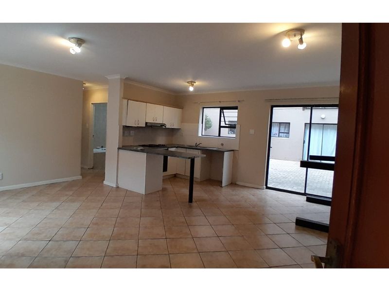 2 Bedroom Ground-Floor Apartment in Secure Colchester Park - Photo 5