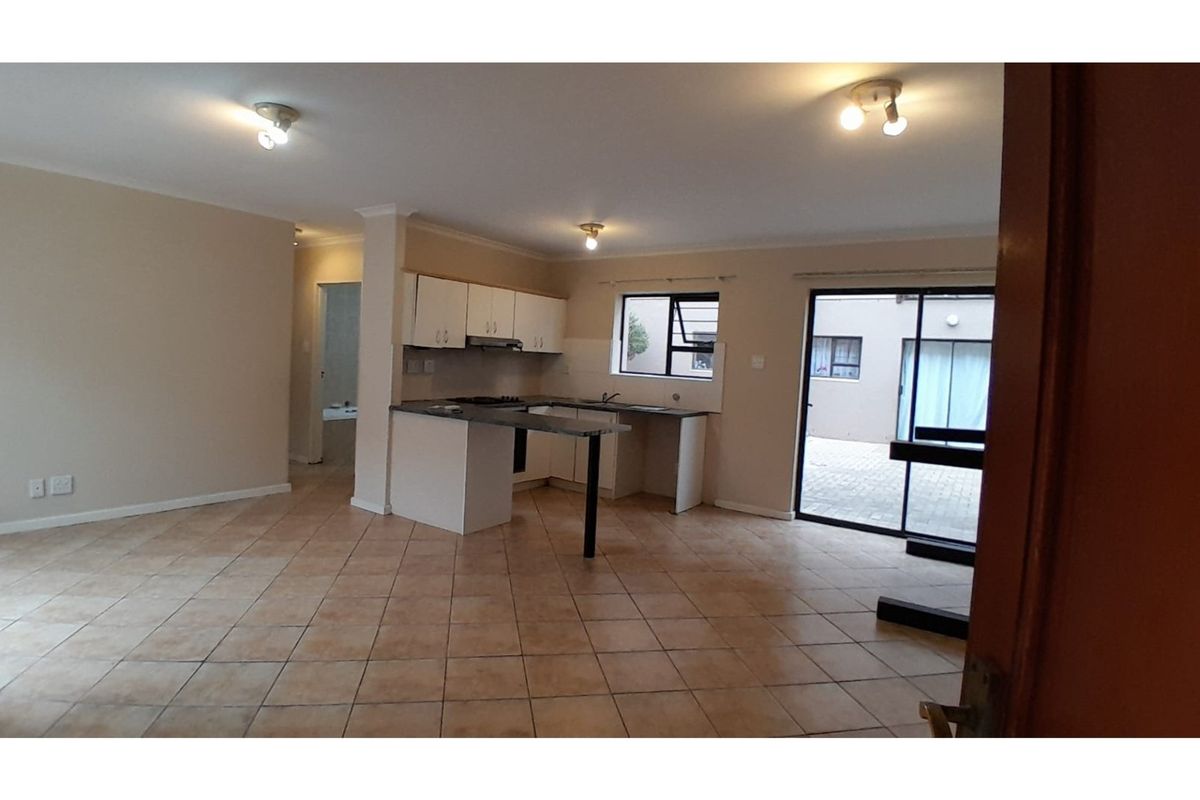 2 Bedroom Ground-Floor Apartment in Secure Colchester Park - Photo 5
