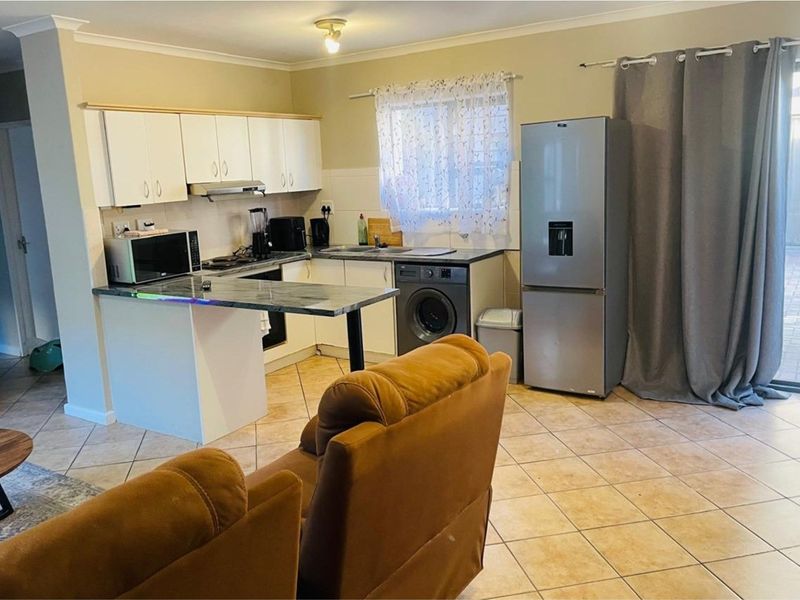 2 Bedroom Ground-Floor Apartment in Secure Colchester Park - Photo 3
