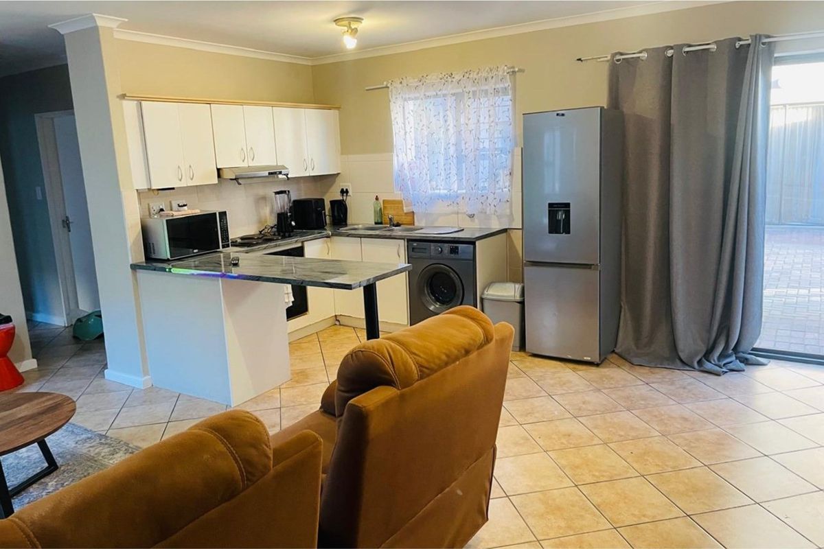2 Bedroom Ground-Floor Apartment in Secure Colchester Park - Photo 3