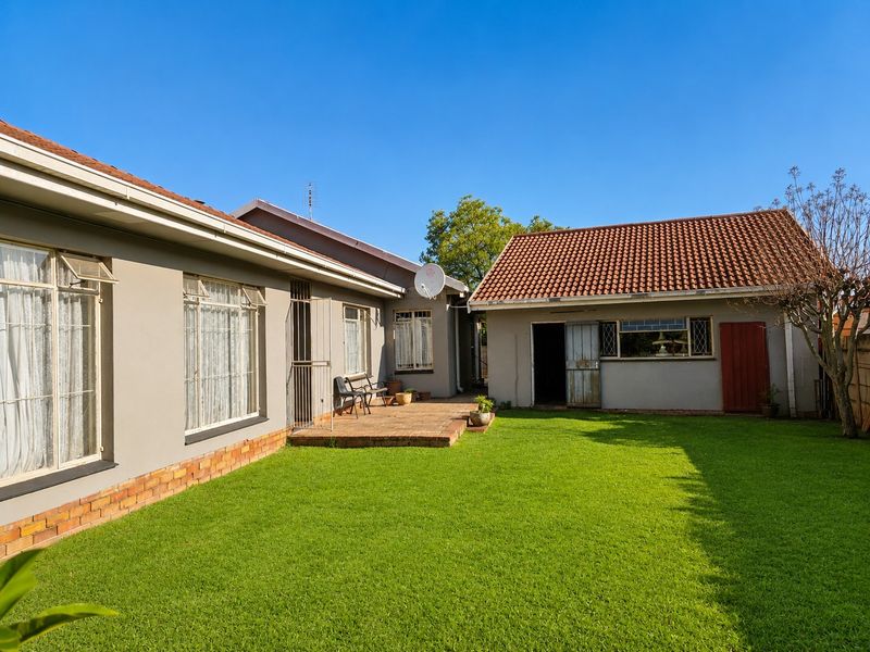 Spacious 4-Bed 3-Bath Family Living in the Heart of Fauna - Photo 2
