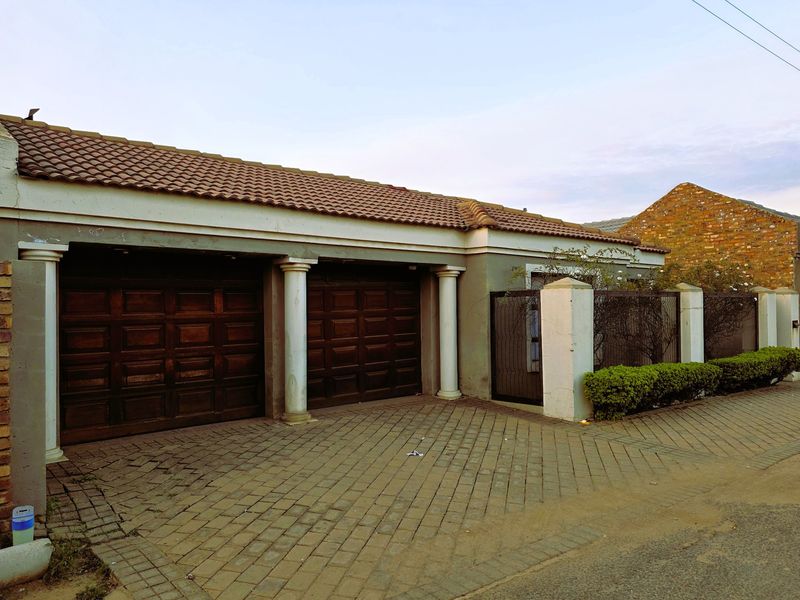 Spacious 4 Bedroom Family Home with 2 Garages in Mamelodi East - Photo 2