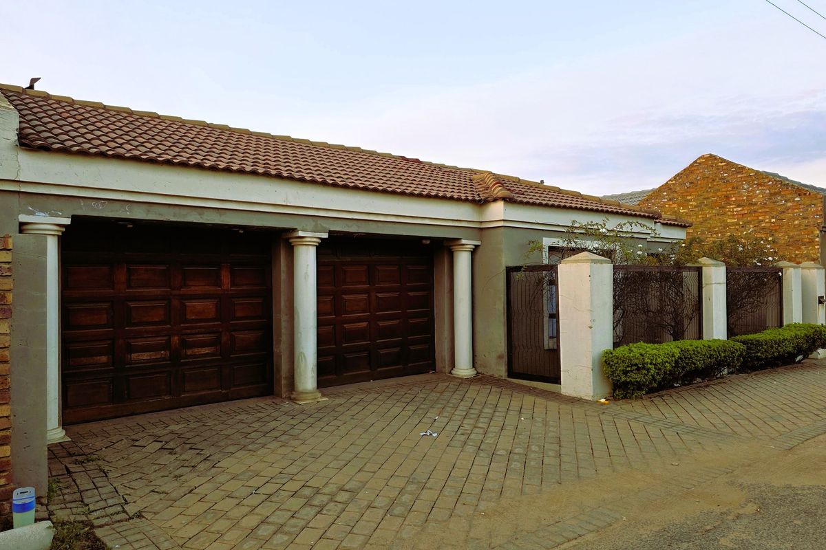Spacious 4 Bedroom Family Home with 2 Garages in Mamelodi East - Photo 2