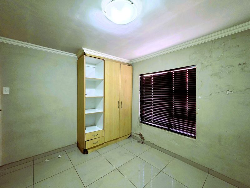 Spacious 4 Bedroom Family Home with 2 Garages in Mamelodi East - Photo 9