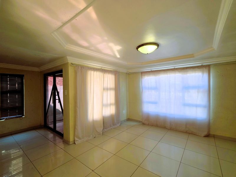 Spacious 4 Bedroom Family Home with 2 Garages in Mamelodi East - Photo 8