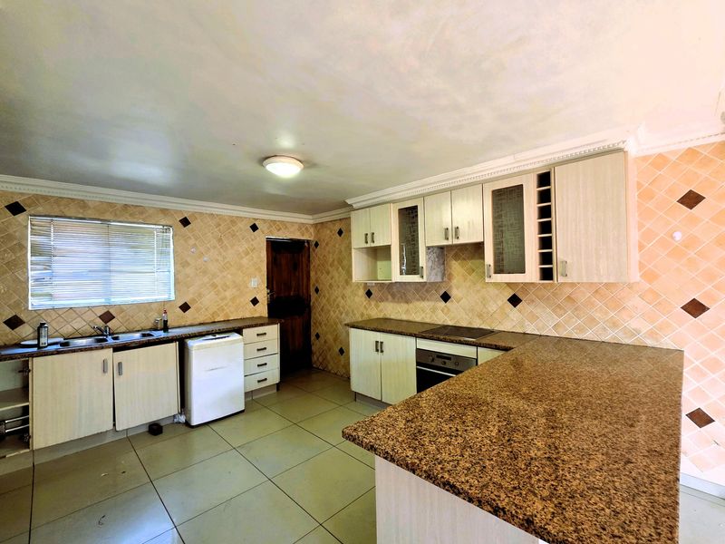 Spacious 4 Bedroom Family Home with 2 Garages in Mamelodi East - Photo 7
