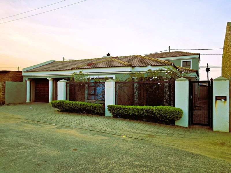 Spacious 4 Bedroom Family Home with 2 Garages in Mamelodi East - Photo 1