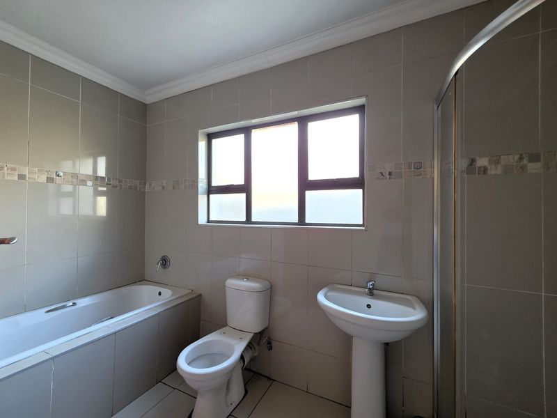 Spacious 4 Bedroom Family Home with 2 Garages in Mamelodi East - Photo 10