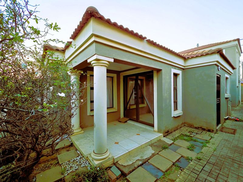 Spacious 4 Bedroom Family Home with 2 Garages in Mamelodi East - Photo 4