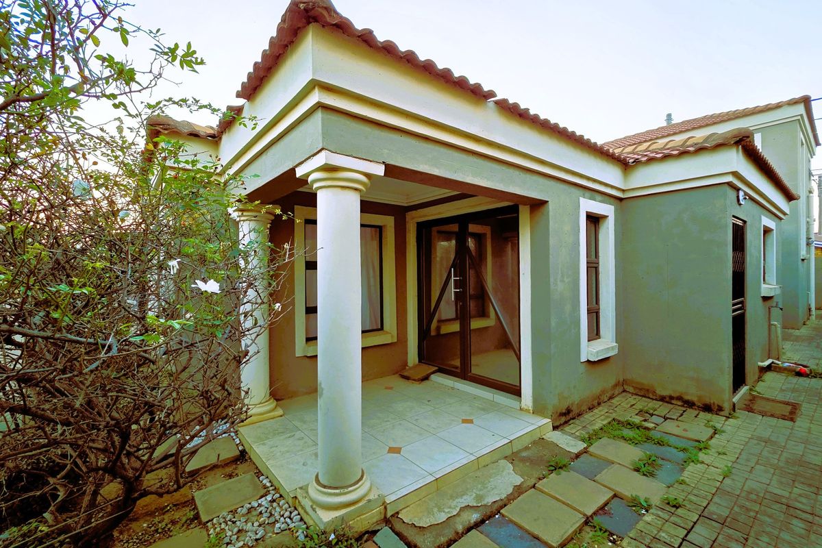 Spacious 4 Bedroom Family Home with 2 Garages in Mamelodi East - Photo 4