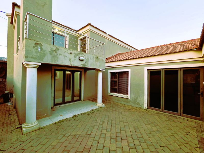 Spacious 4 Bedroom Family Home with 2 Garages in Mamelodi East - Photo 3