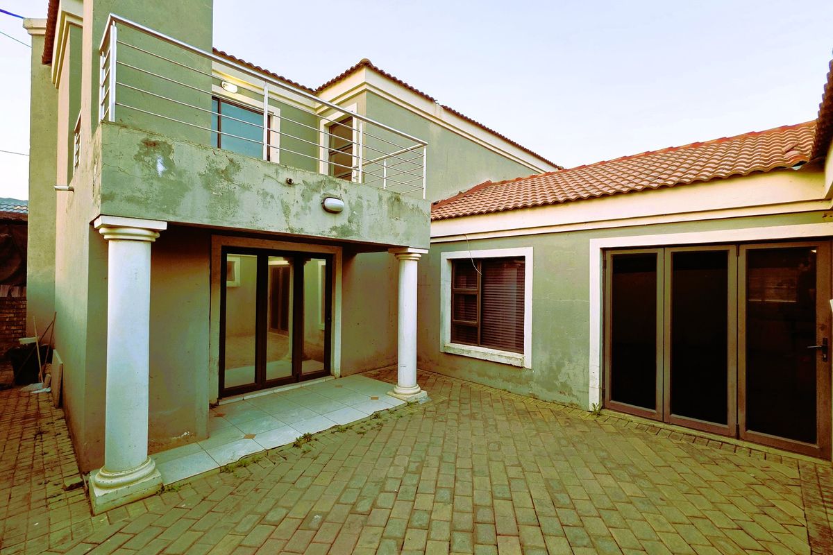 Spacious 4 Bedroom Family Home with 2 Garages in Mamelodi East - Photo 3
