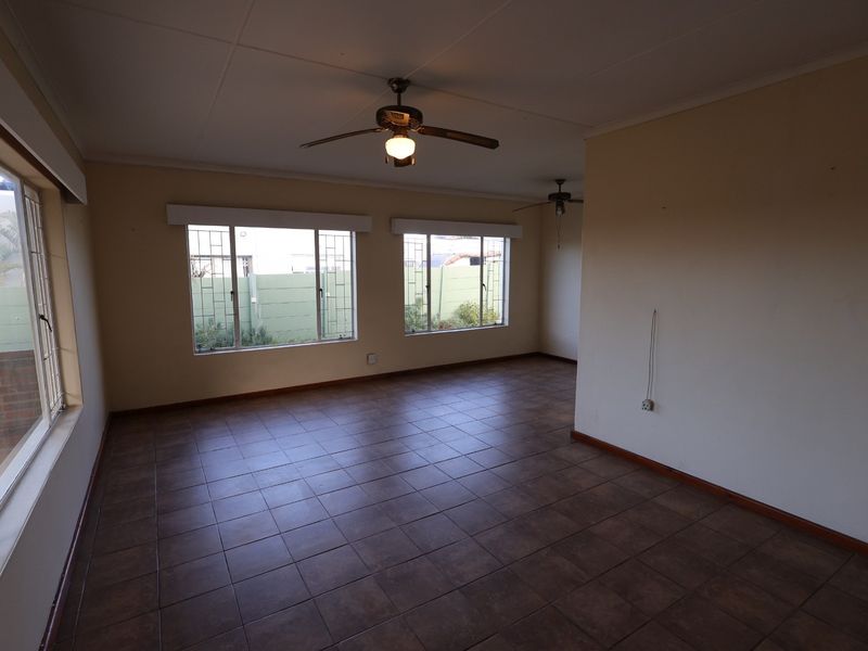 Three Bedroom House with Cozy Flatlet - Photo 3