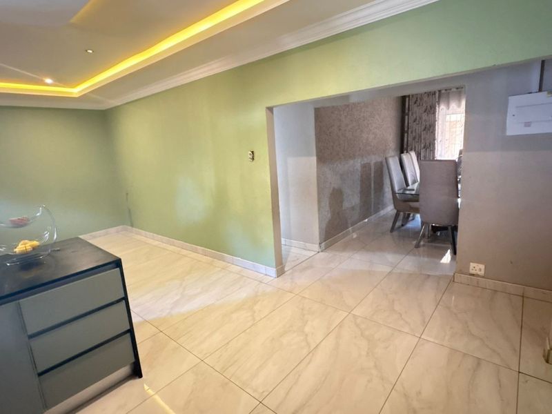 5 Bedroom House For Sale in Theresapark, Akasia - Photo 7
