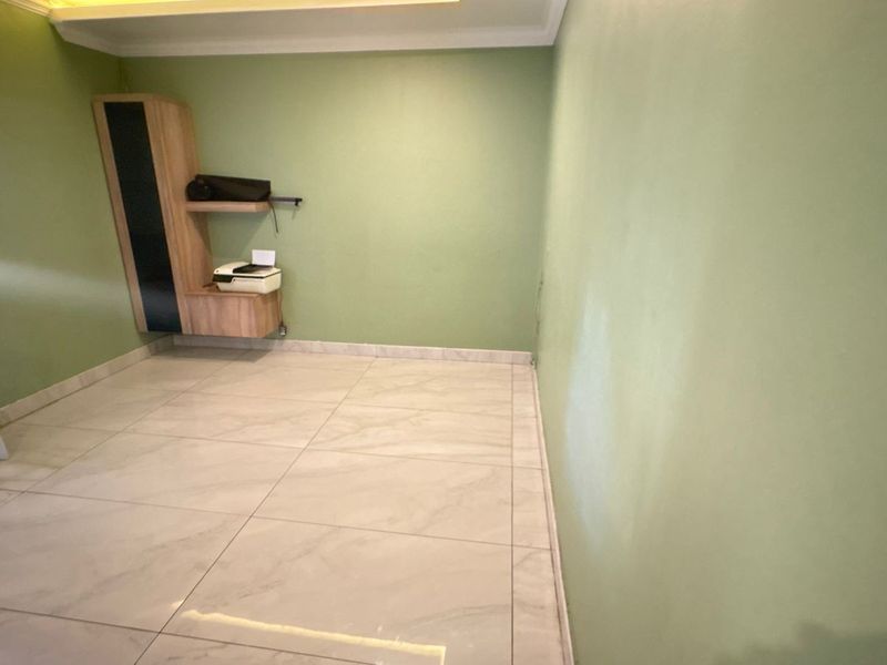 5 Bedroom House For Sale in Theresapark, Akasia - Photo 6