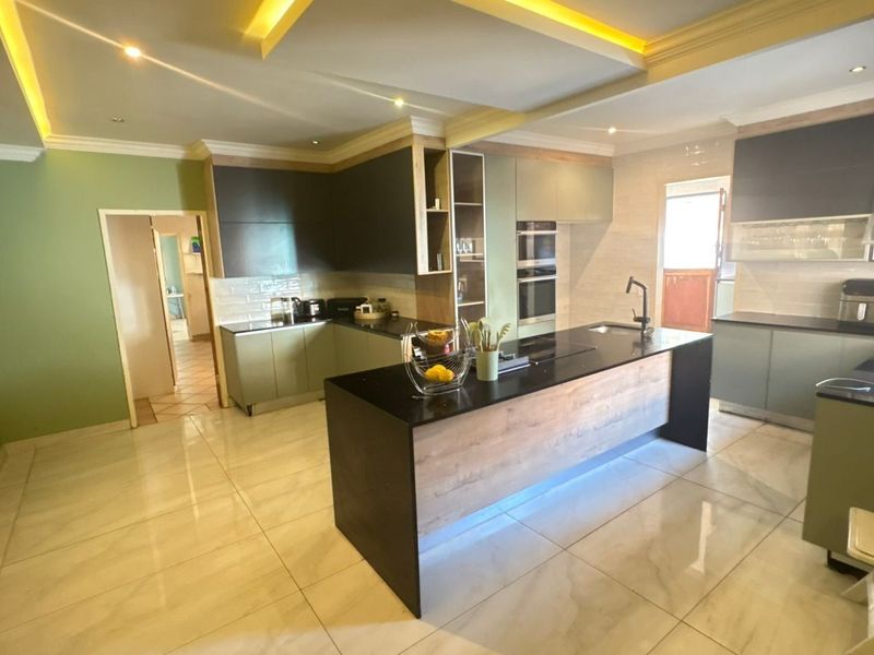 5 Bedroom House For Sale in Theresapark, Akasia - Photo 3