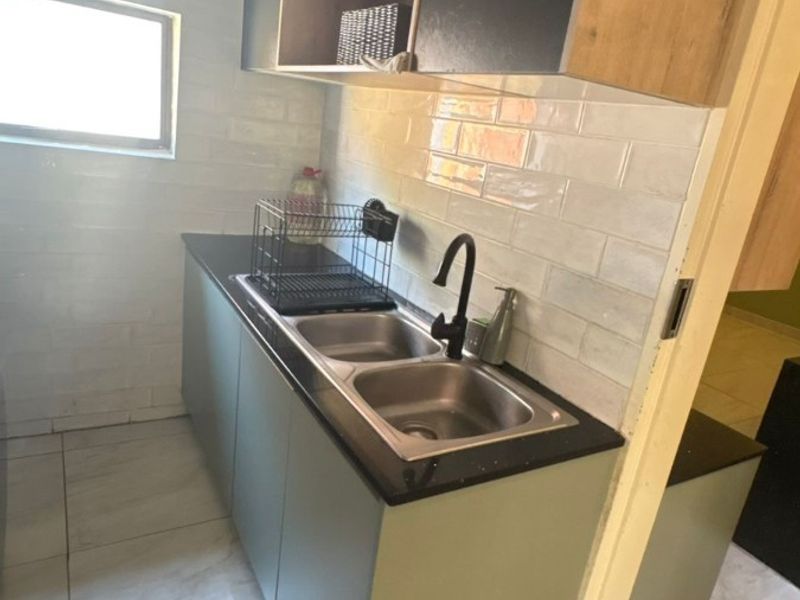 5 Bedroom House For Sale in Theresapark, Akasia - Photo 8