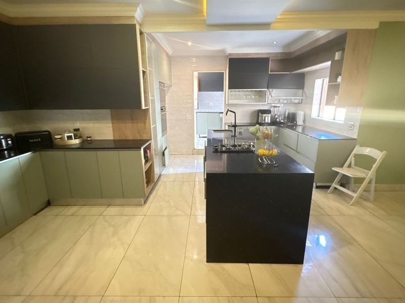 5 Bedroom House For Sale in Theresapark, Akasia - Photo 5