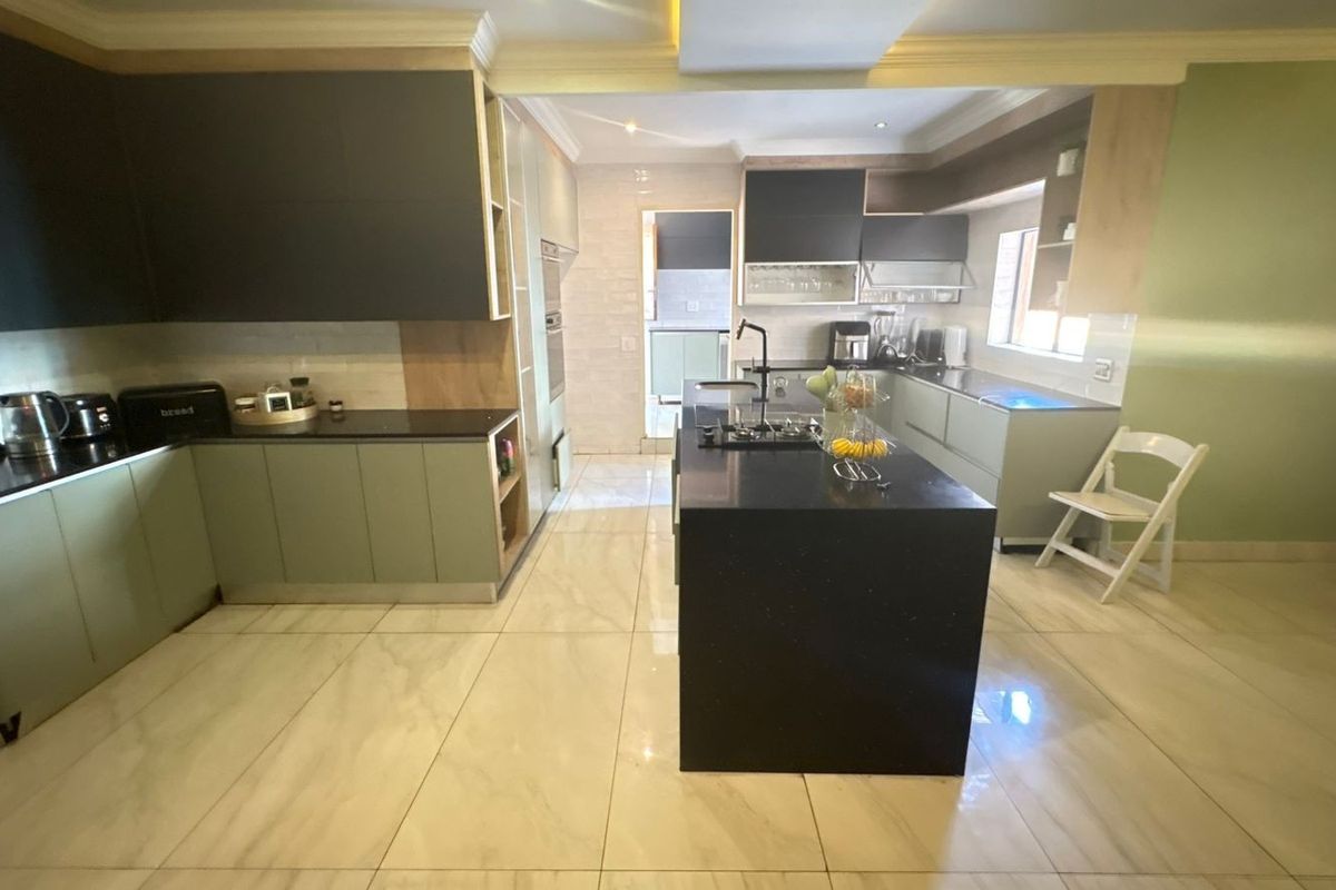 5 Bedroom House For Sale in Theresapark, Akasia - Photo 5