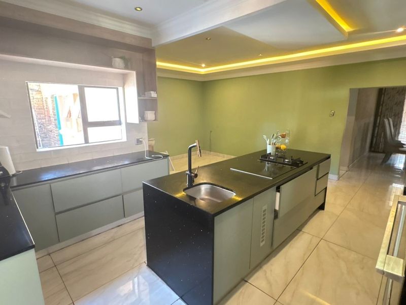 5 Bedroom House For Sale in Theresapark, Akasia - Photo 4