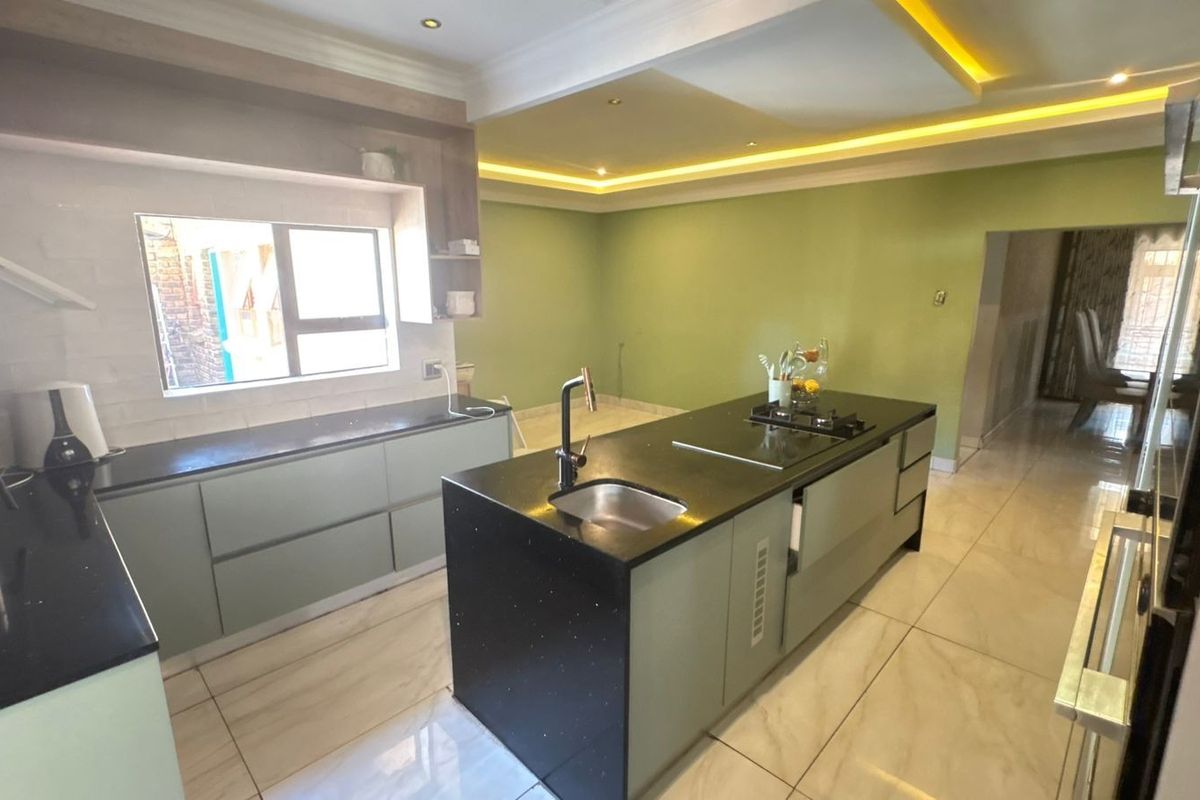 5 Bedroom House For Sale in Theresapark, Akasia - Photo 4
