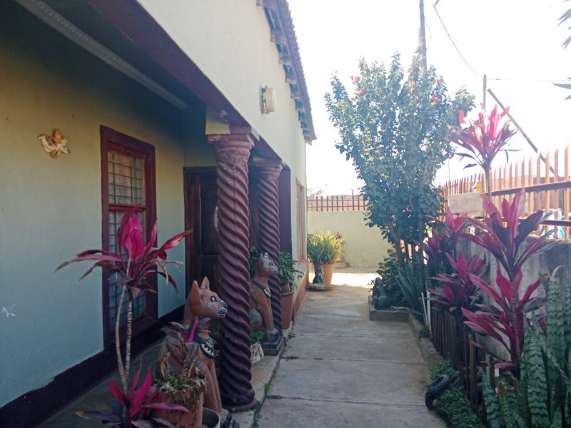 4 Bedroom House with Single Garage For Sale in Soshanguve South, Soshanguve - Photo 9
