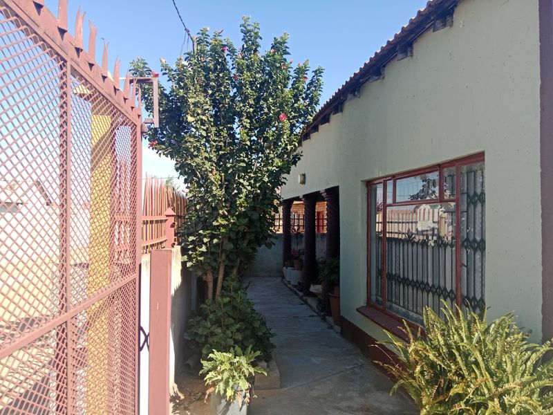 4 Bedroom House with Single Garage For Sale in Soshanguve South, Soshanguve - Photo 6