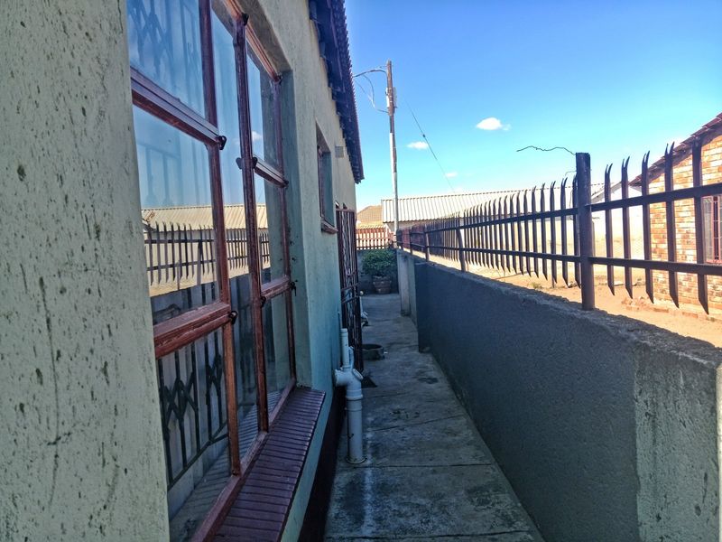 4 Bedroom House with Single Garage For Sale in Soshanguve South, Soshanguve - Photo 2