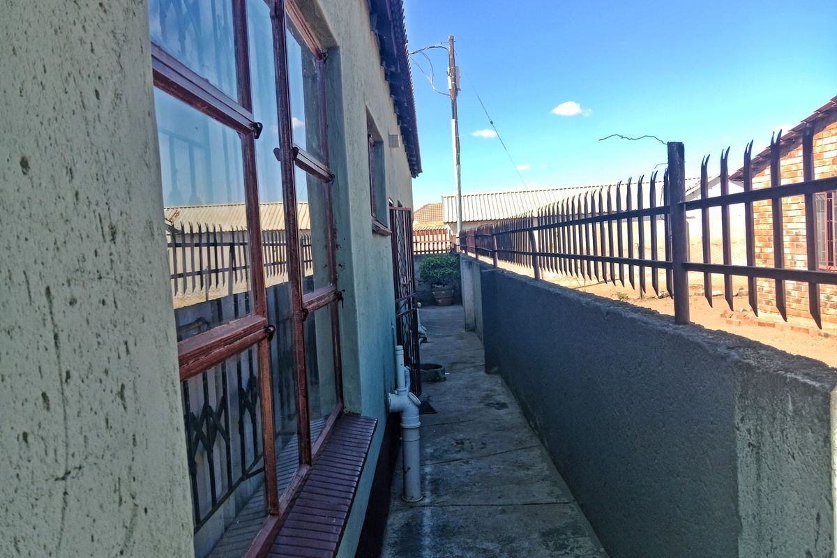 4 Bedroom House with Single Garage For Sale in Soshanguve South, Soshanguve - Photo 2