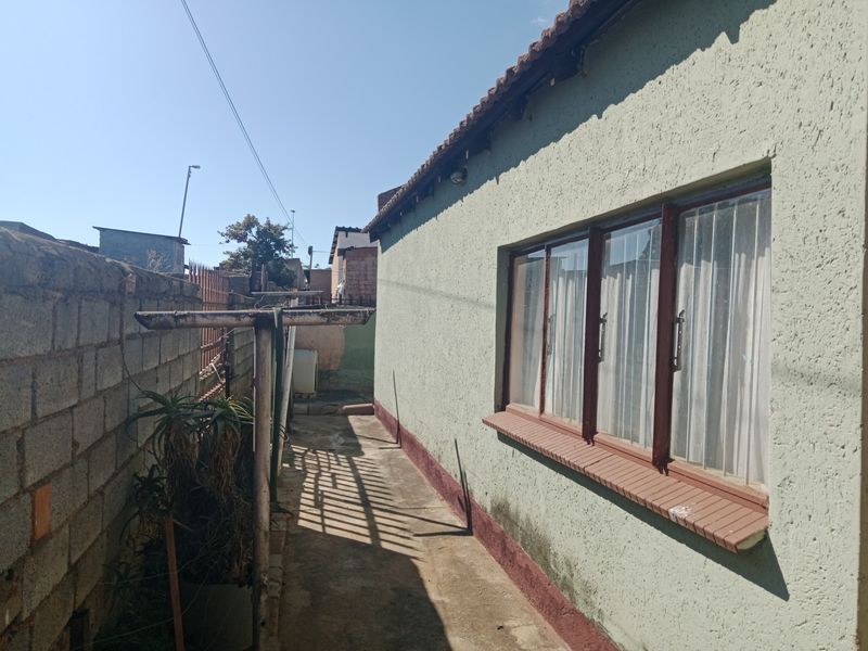 4 Bedroom House with Single Garage For Sale in Soshanguve South, Soshanguve - Photo 3
