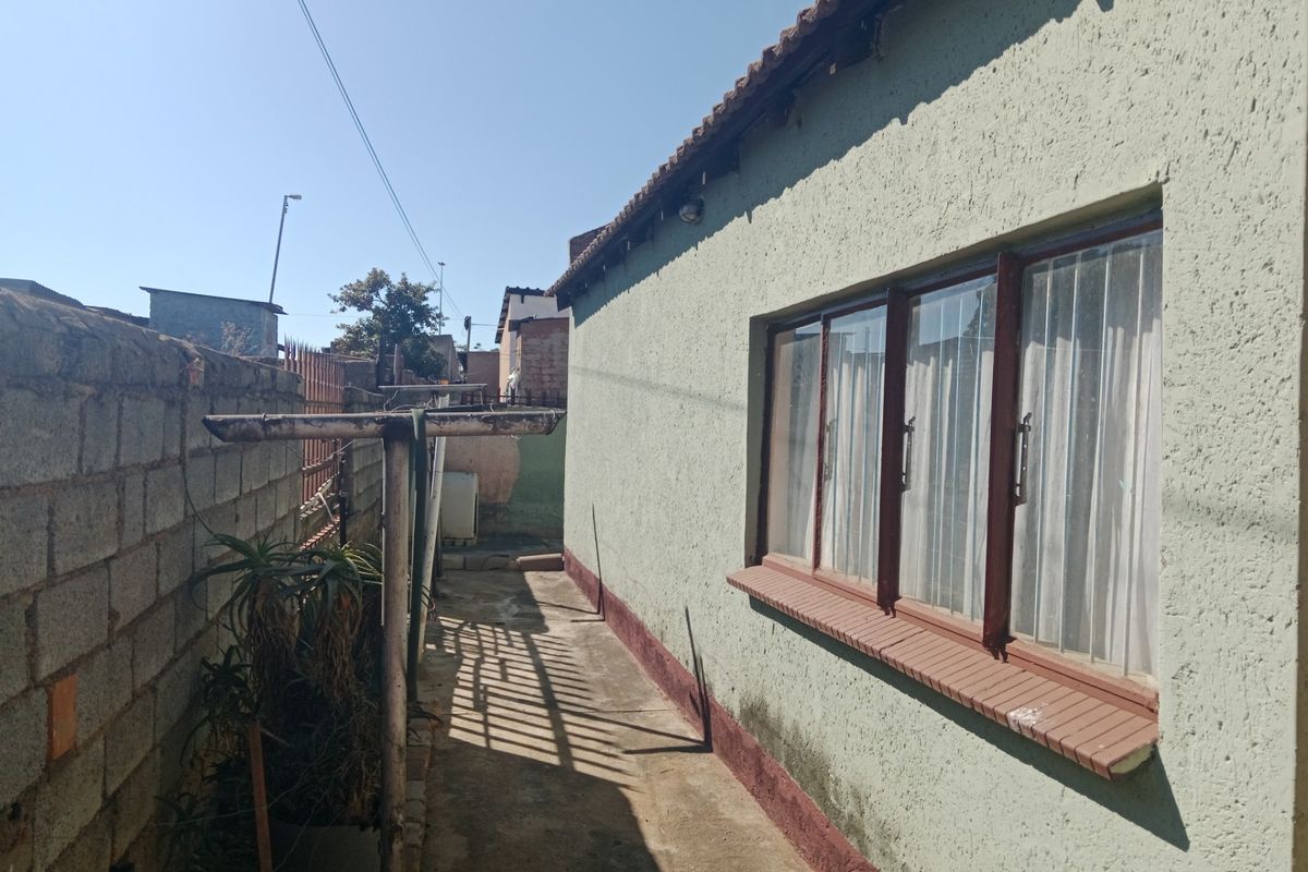 4 Bedroom House with Single Garage For Sale in Soshanguve South, Soshanguve - Photo 3