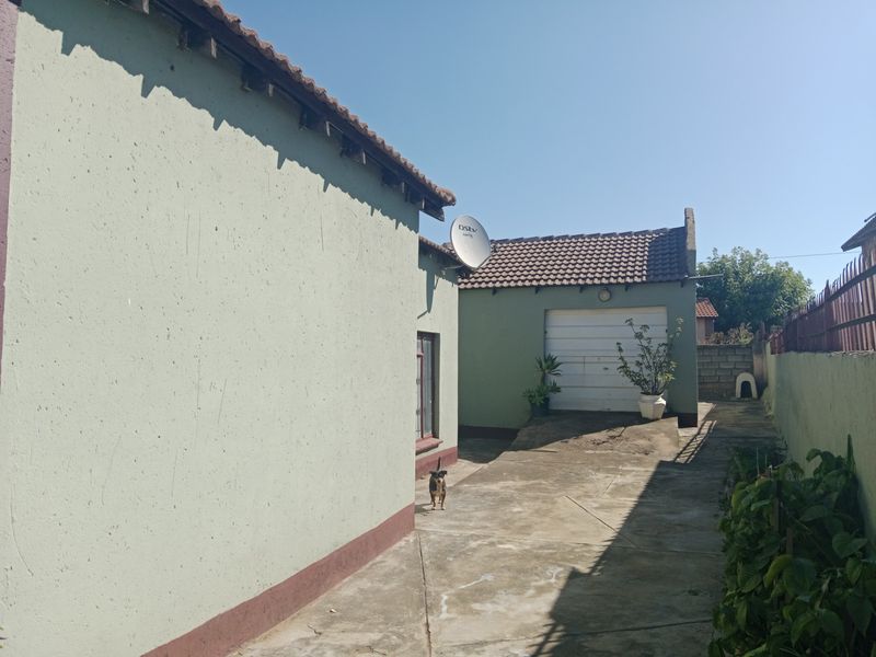 4 Bedroom House with Single Garage For Sale in Soshanguve South, Soshanguve - Photo 5