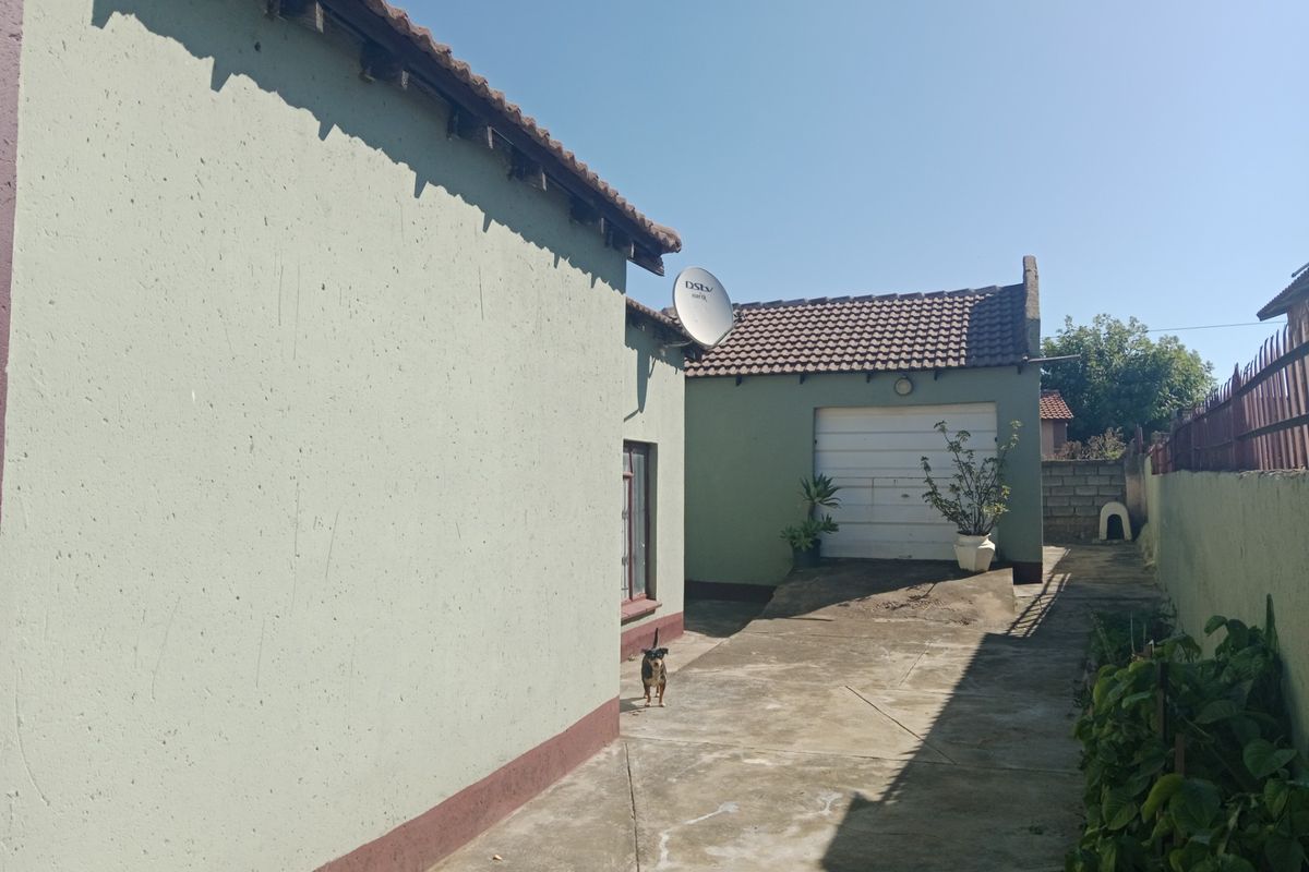 4 Bedroom House with Single Garage For Sale in Soshanguve South, Soshanguve - Photo 5