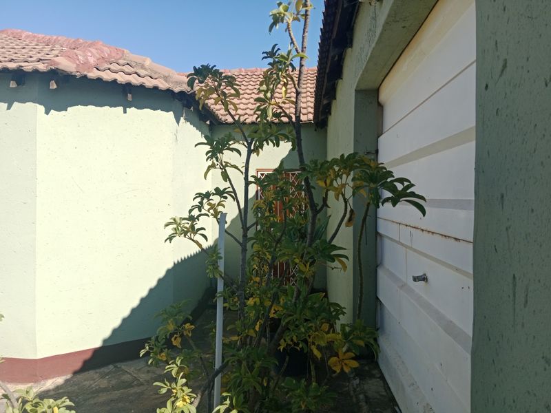 4 Bedroom House with Single Garage For Sale in Soshanguve South, Soshanguve - Photo 4