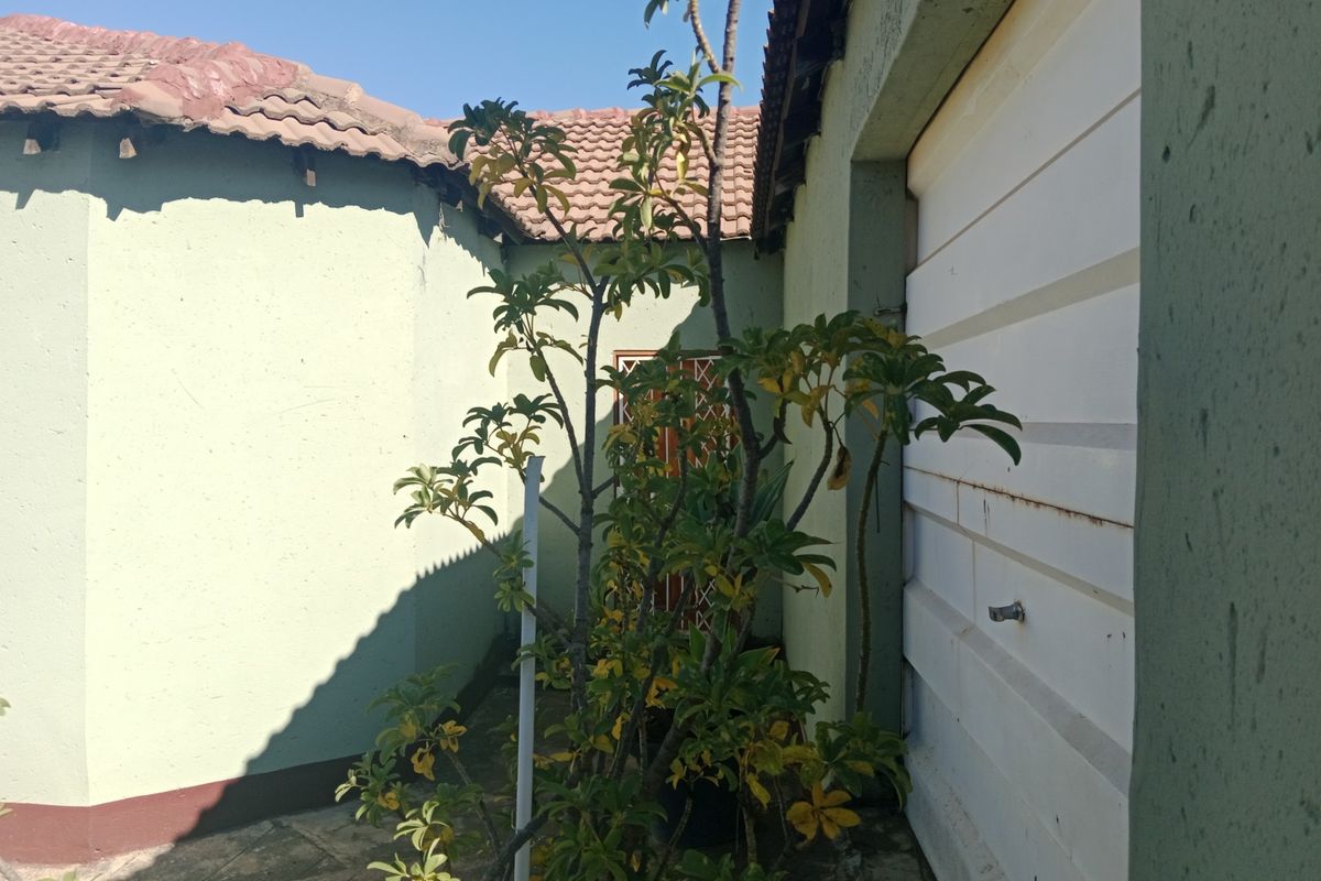 4 Bedroom House with Single Garage For Sale in Soshanguve South, Soshanguve - Photo 4