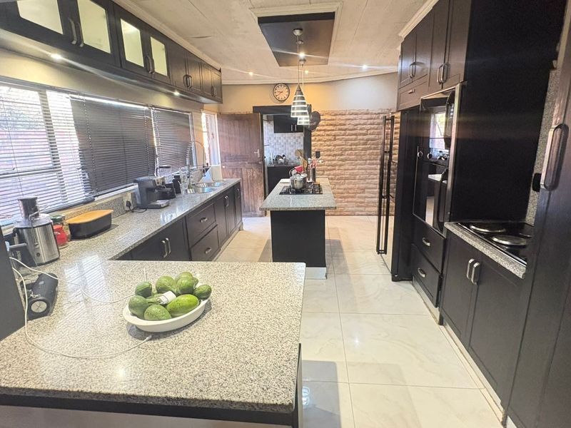 4 Bedroom House For Sale in Theresapark, Akasia - Photo 6