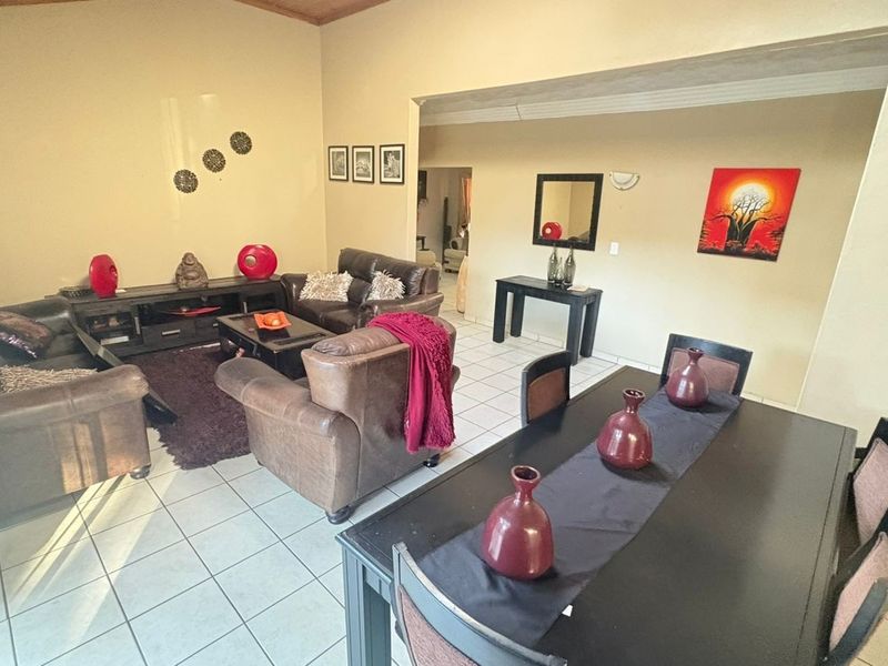 4 Bedroom House For Sale in Theresapark, Akasia - Photo 3