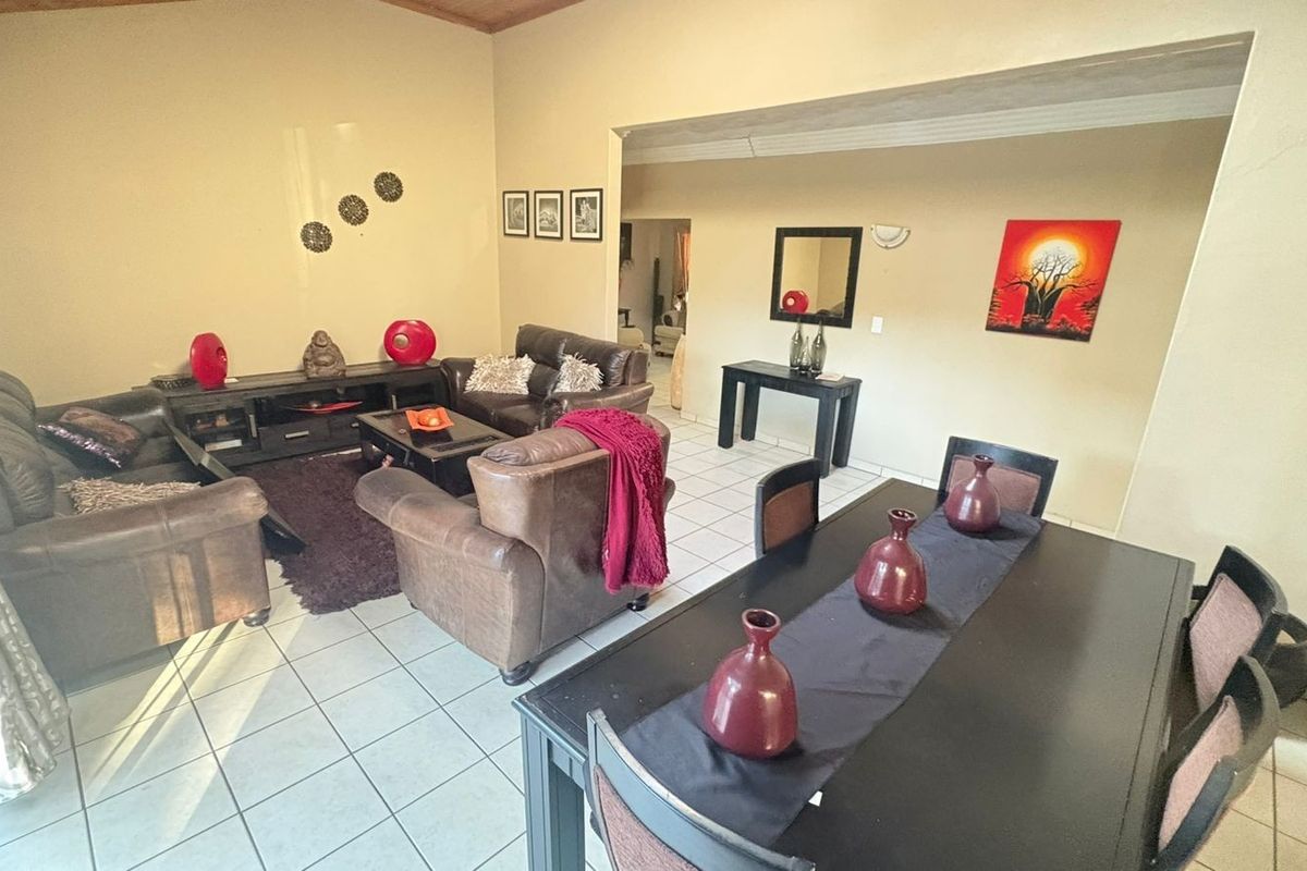 4 Bedroom House For Sale in Theresapark, Akasia - Photo 3