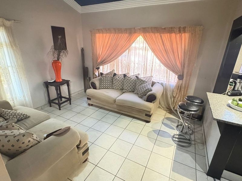 4 Bedroom House For Sale in Theresapark, Akasia - Photo 4