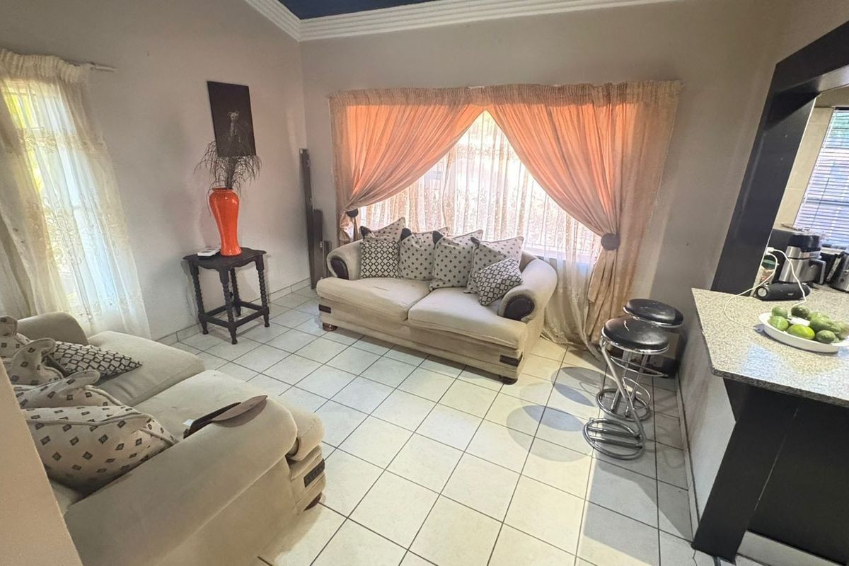 4 Bedroom House For Sale in Theresapark, Akasia - Photo 4