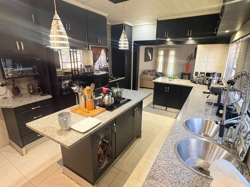 4 Bedroom House For Sale in Theresapark, Akasia - Photo 5