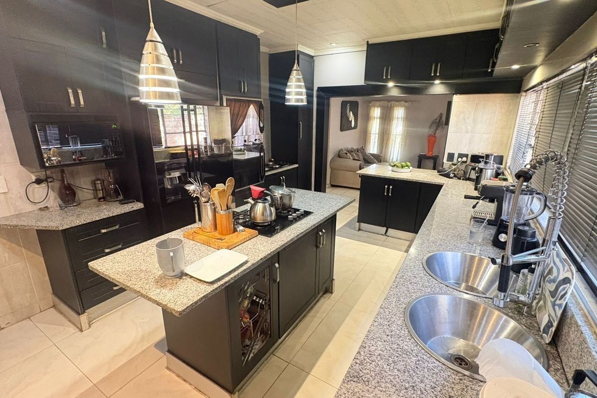 4 Bedroom House For Sale in Theresapark, Akasia - Photo 5