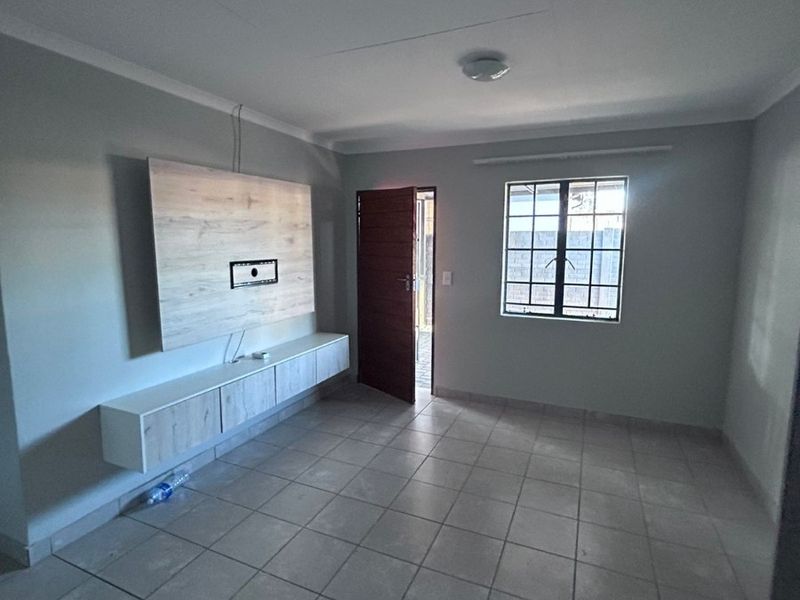2 Bedroom House To Rent in Diamond City, Pretoria - Photo 5