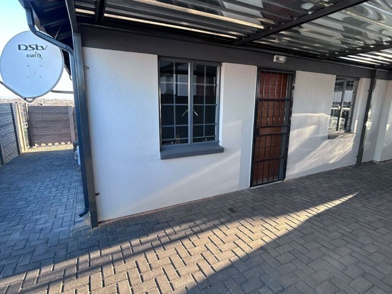 2 Bedroom House To Rent in Diamond City, Pretoria - Photo 3