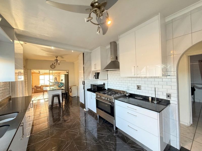 4 Bedroom Family Home with a 2 Bedroom Flatlet in Monte Vista, Goodwood - Photo 1