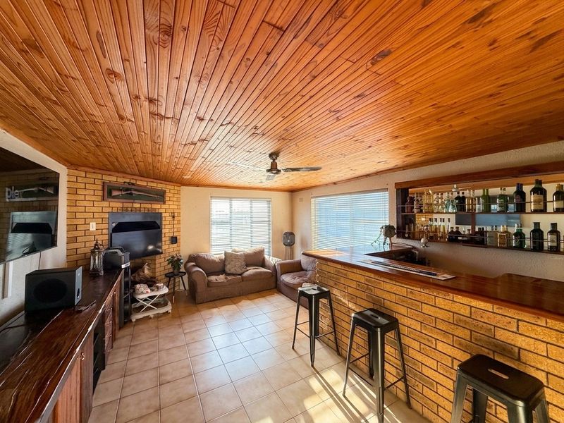 4 Bedroom Family Home with a 2 Bedroom Flatlet in Monte Vista, Goodwood - Photo 4