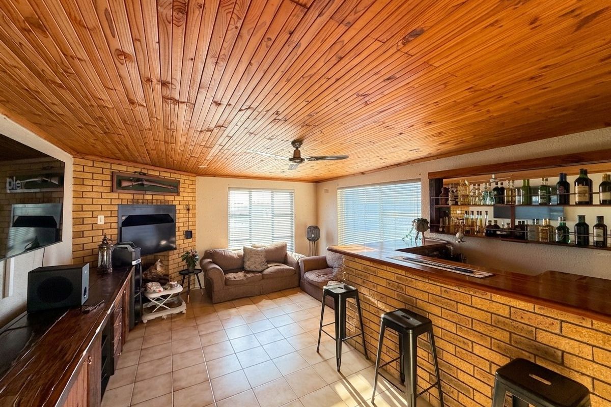 4 Bedroom Family Home with a 2 Bedroom Flatlet in Monte Vista, Goodwood - Photo 4
