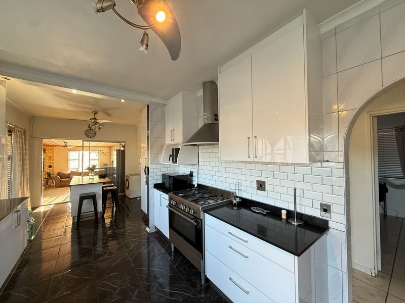 4 Bedroom Family Home with a 2 Bedroom Flatlet in Monte Vista, Goodwood - Photo 5