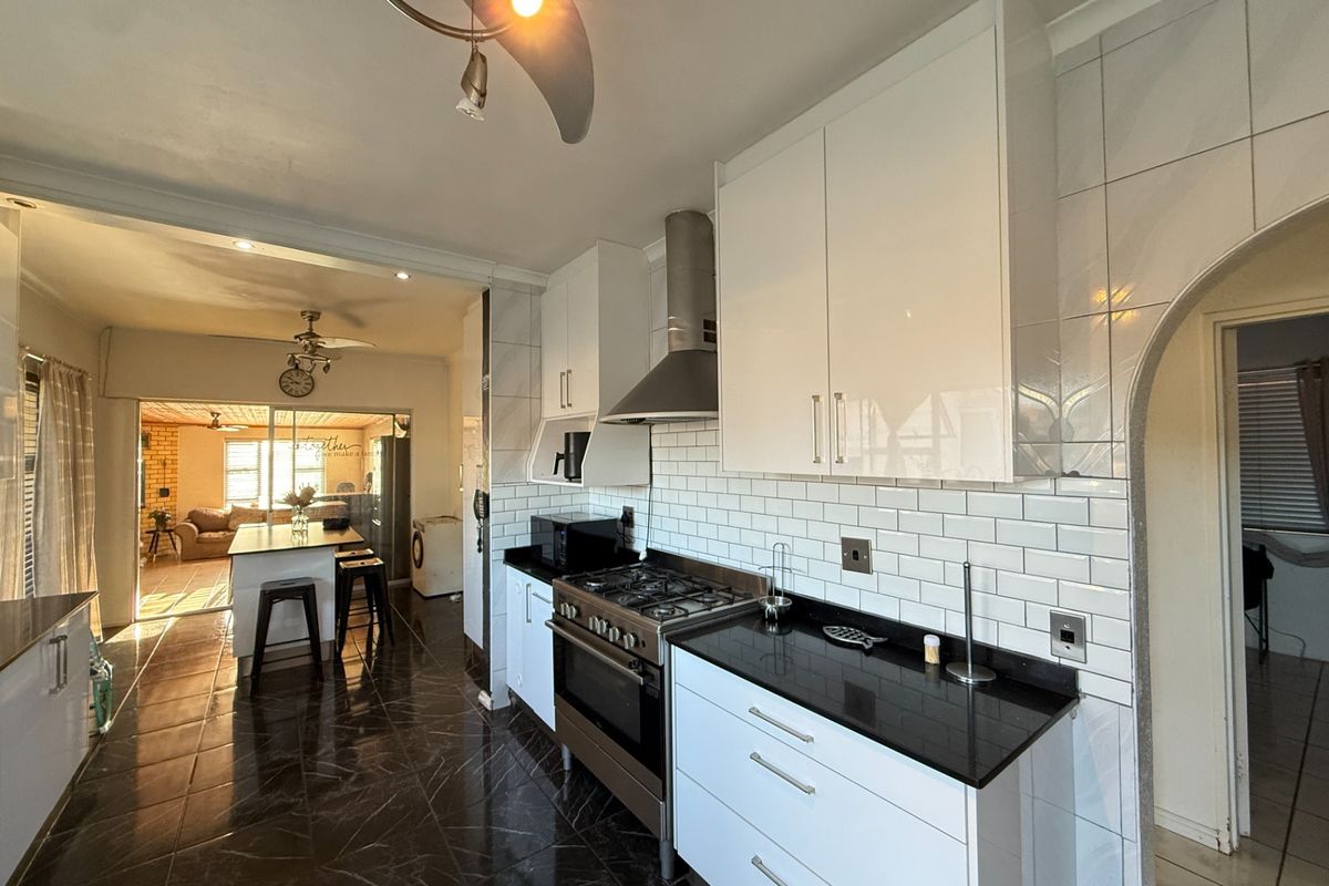 4 Bedroom Family Home with a 2 Bedroom Flatlet in Monte Vista, Goodwood - Photo 5